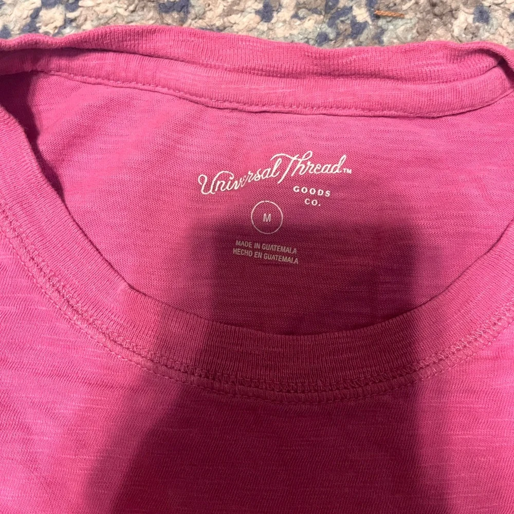 Universal Thread Tee Women’s Size Medium Pink Short Sleeve With Pocket - Picture 2 of 2